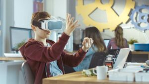 jongen in de klas met een vr-bril op