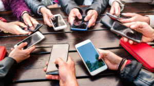 handen van jongeren die smartphones vasthouden