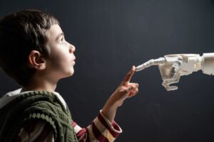 jongetje raakt hand robot
