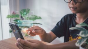jongen met mobiele telefoon en grafische afbeelding van inlogscherm met wachtwoord